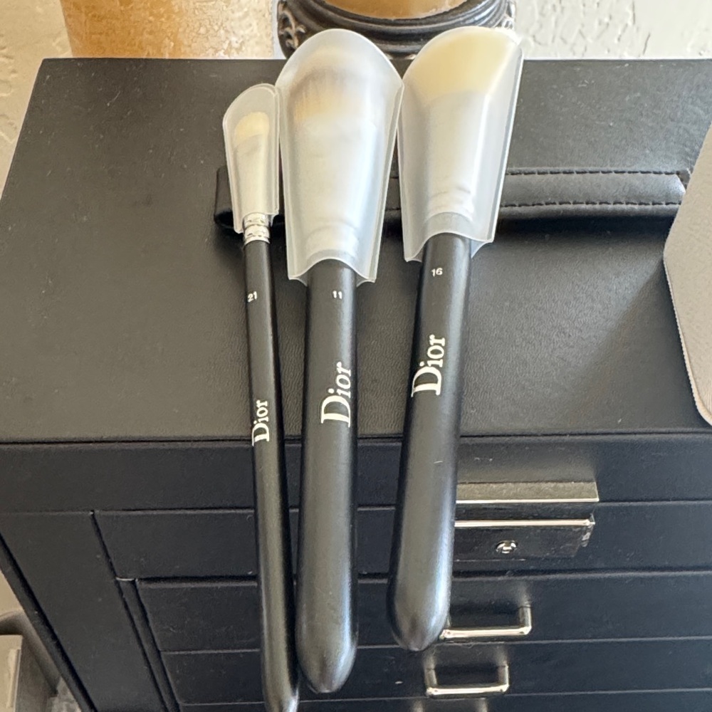 Dior White Leather Cosmetic Brush Case and 3 brushes - Picture 3 of 3